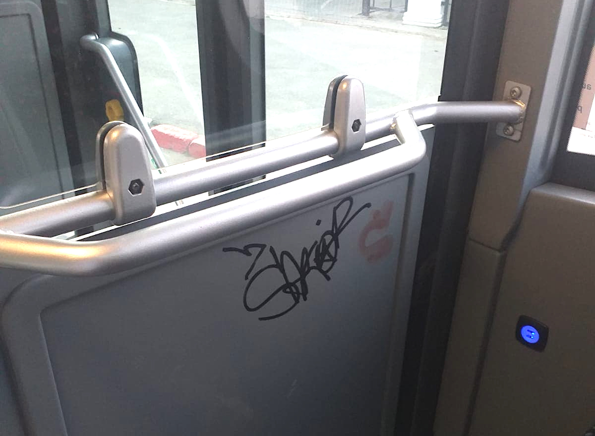 Trei zile au rezistat. Noile autobuze Mercedes încep să fie vandalizate