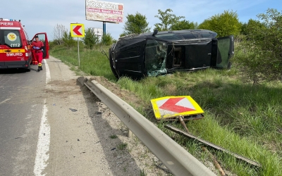 Un șofer s-a răsturnat cu mașina aproape de intrarea în Sibiu