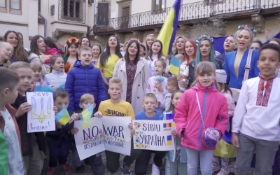 VIDEO Imagini emoționante. Femei și copii ucraineni și sibieni cântă împreună imnul soldaților de pe front