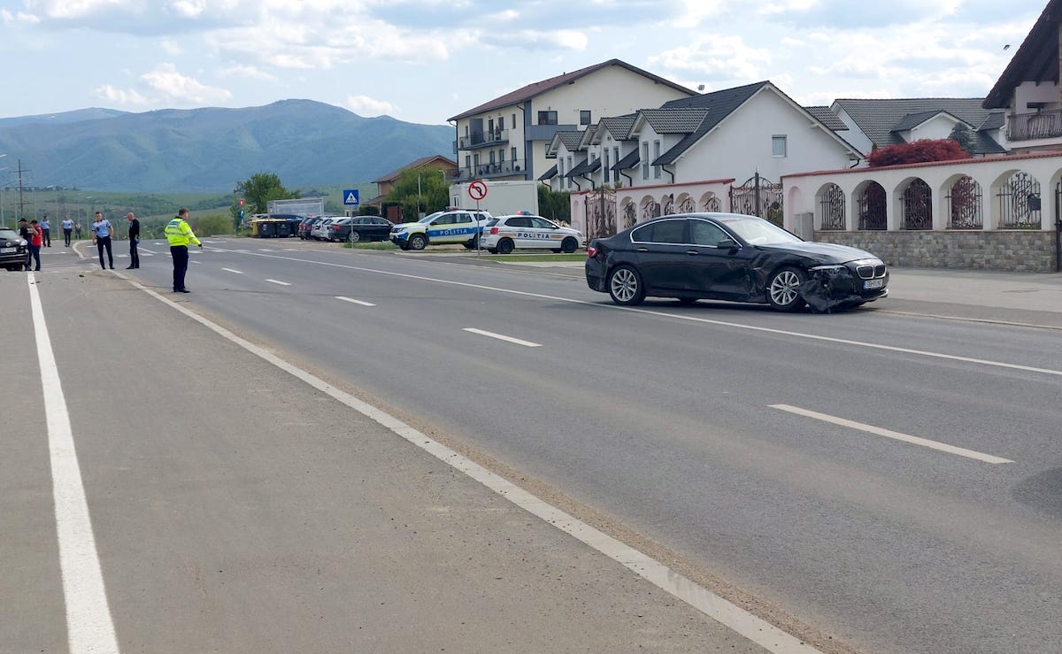 Accident în cartierul Arhitecților: șoferul unui BMW a virat peste linia continuă. Cel nevinovat a ajuns la spital