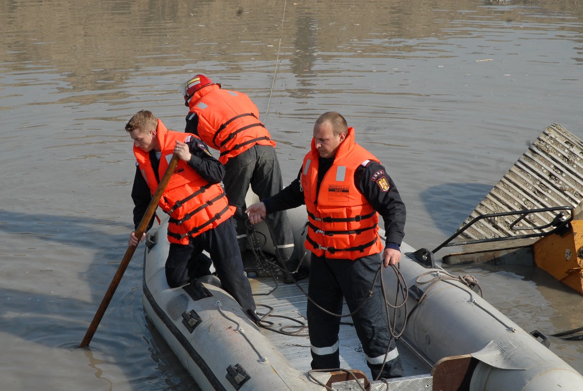 Un bărbat s-a aruncat într-un lac din Târnava și n-a mai ieșit. Au fost alertați pompierii