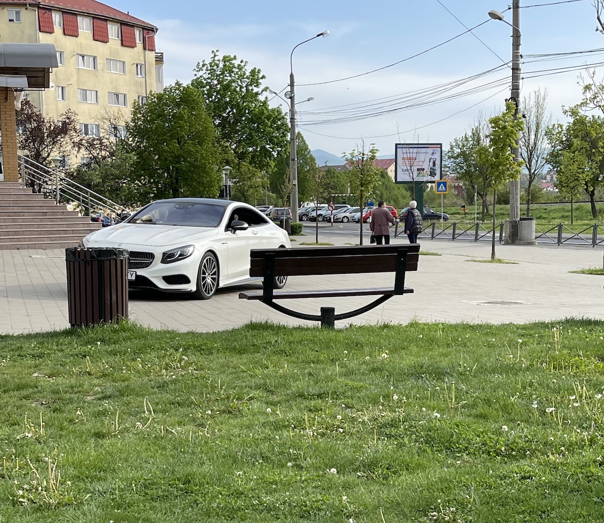 Sesizați despre un șofer care a parcat în parc, polițiștii locali din Sibiu au ales să mintă