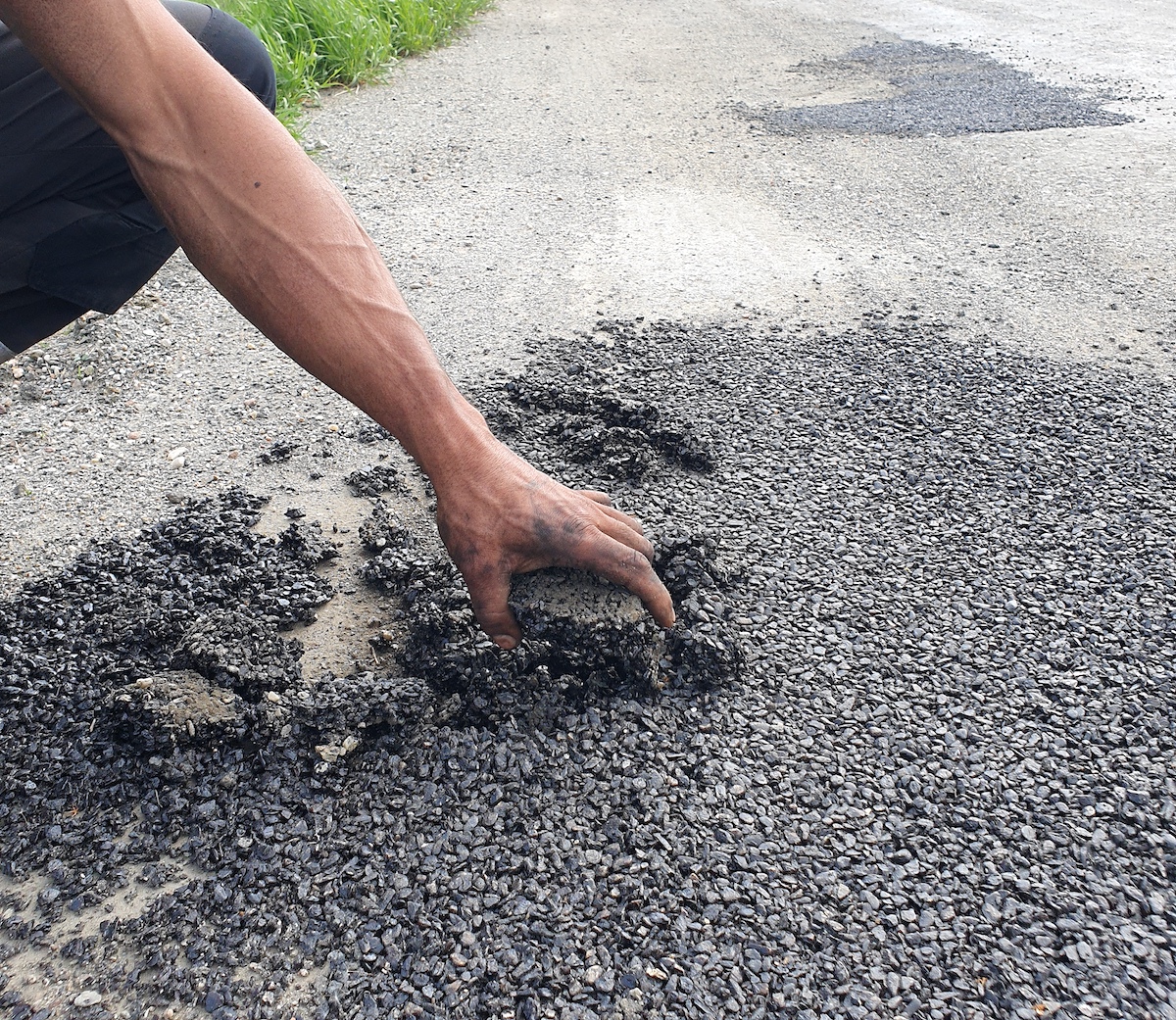 VIDEO Un drum reparat de sibieni dimineața s-a stricat până seara