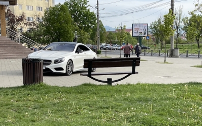 Sesizați despre un șofer care a parcat în parc, polițiștii locali din Sibiu au ales să mintă