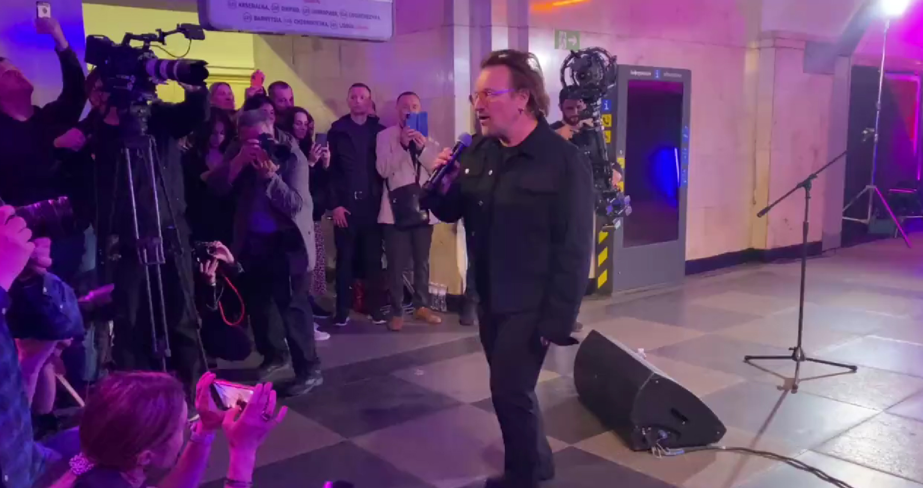Bono, solistul de la U2, a susţinut un concert pentru „libertate” într-o staţie de metrou din Kiev