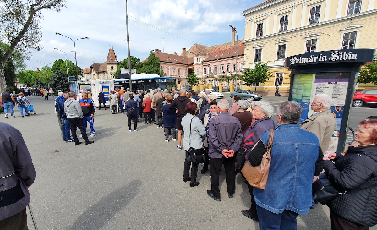 VIDEO Sibiu, 2022: în spatele oficialităților care serbează Ziua Europei, sute de pensionari sunt amăgiți la cozile Tursib
