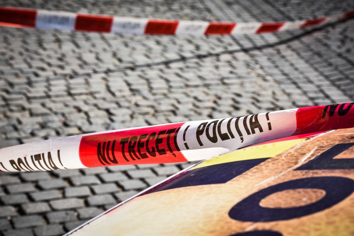 O adolescentă de 15 ani s-a aruncat de la etajul 5 al unui bloc din Timișoara. A fost transportată la spital cu multiple traumatisme