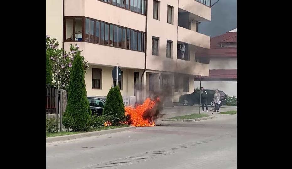 O mașină a luat foc în Șelimbăr din cauza unui scurt circuit la motor