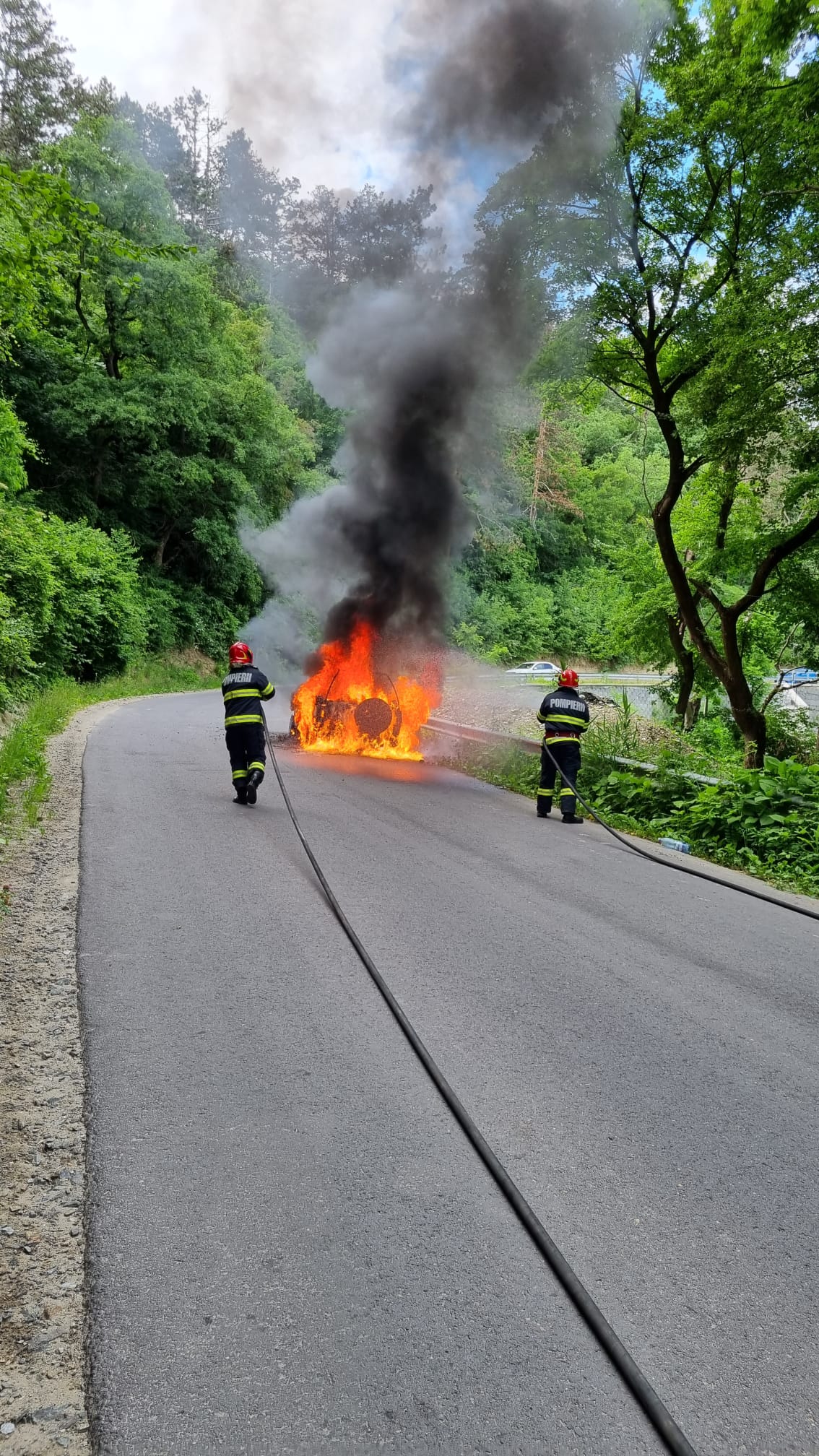 VIDEO O mașină a luat foc pe drumul care leagă Șeica Mare de Șeica Mică
