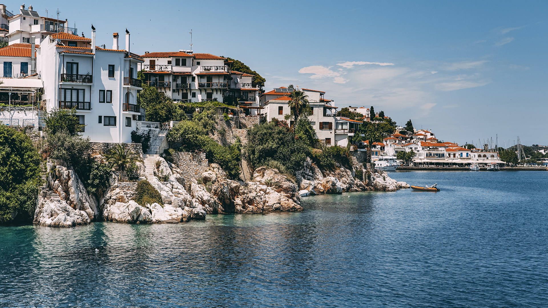 Sâmbătă decolează de la Sibiu primul charter către Skiathos. O oră jumătate până la Marea Egee
