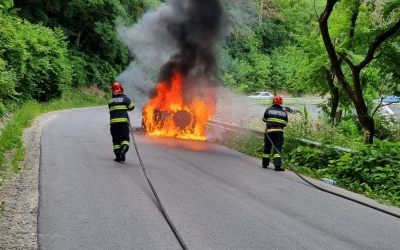 VIDEO O mașină a luat foc pe drumul care leagă Șeica Mare de Șeica Mică