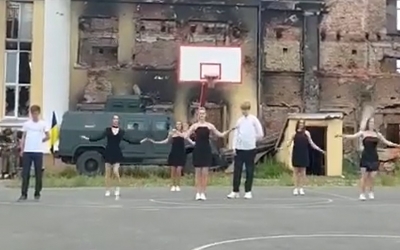 Video emoționant. Nouă elevi absolvenți din Ucraina dansează vals în fața liceului aflat în ruine