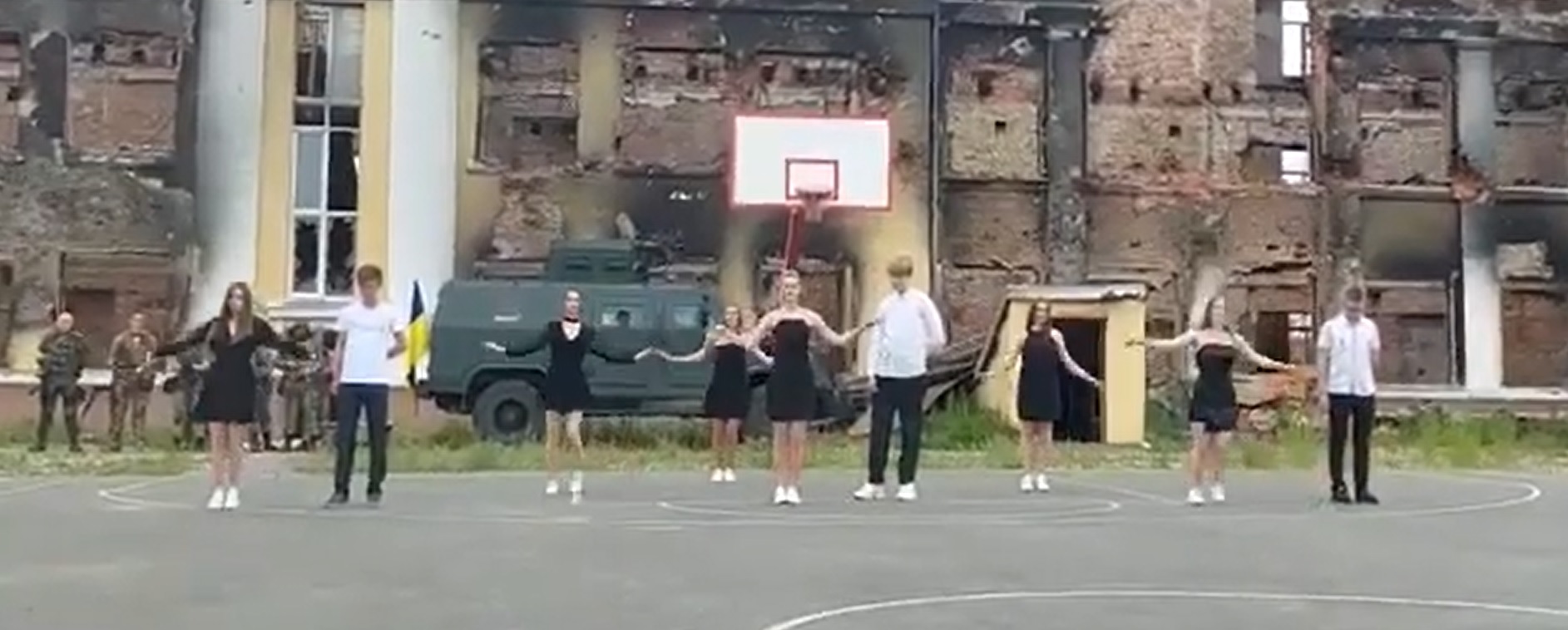 Video emoționant. Nouă elevi absolvenți din Ucraina dansează vals în fața liceului aflat în ruine