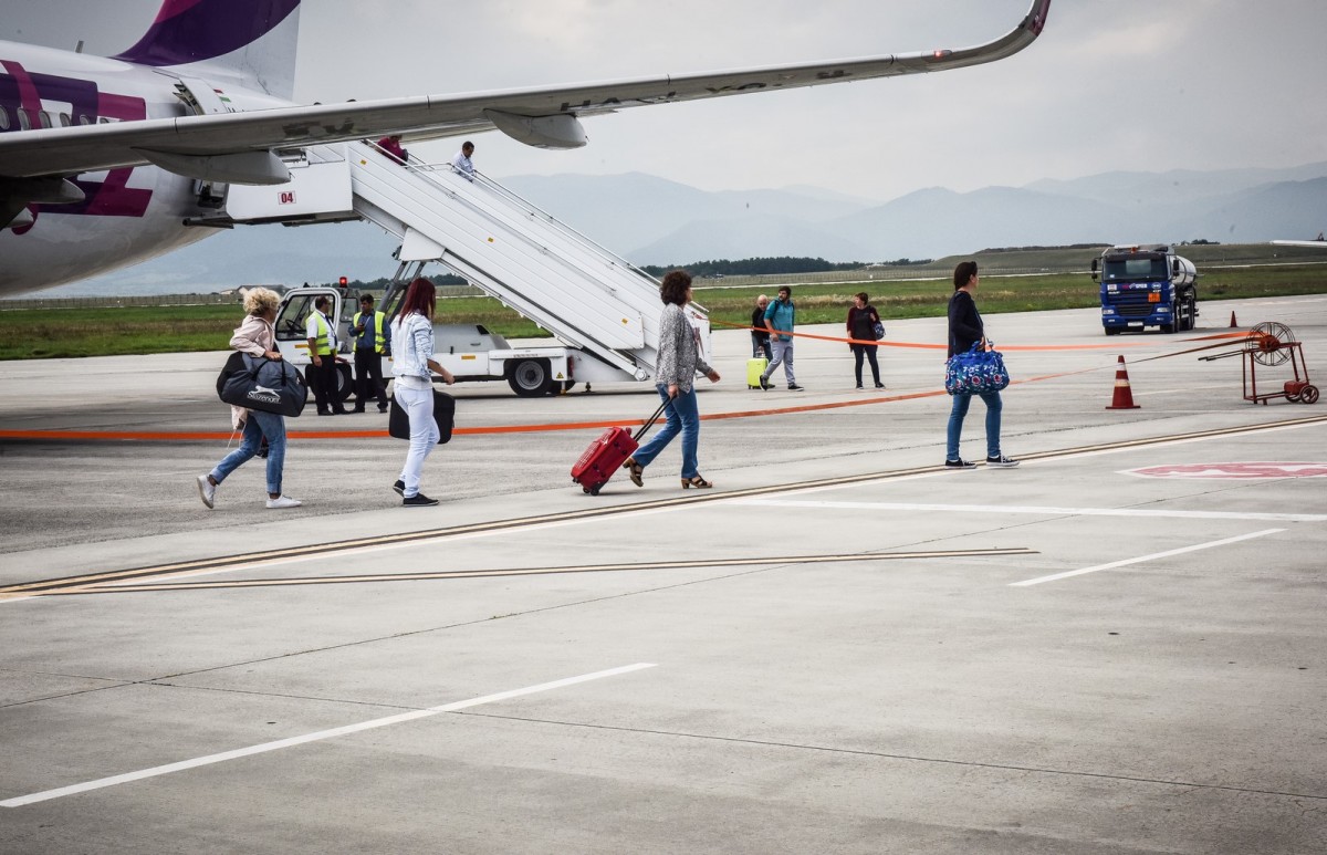 Aeroportul Sibiu, după ce sibienii care plecau spre Veneția au fost anunțați cu întârziere de amânarea cu 5 ore a zborului. „O defecțiune tehnică la sonorizare”