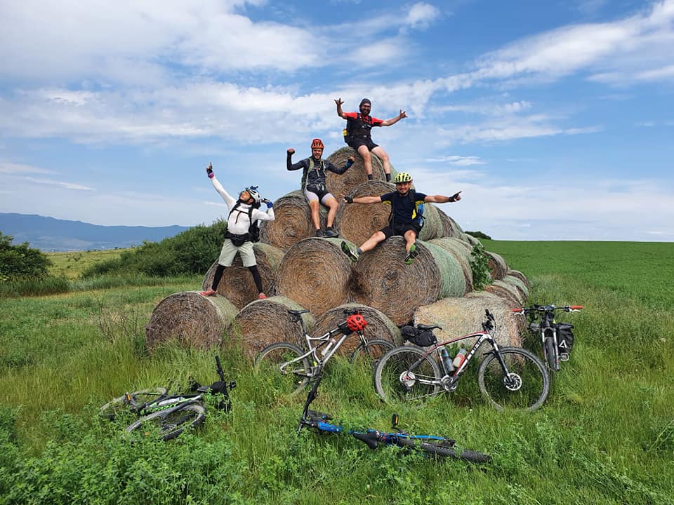 FOTO VIDEO Sibienii care au mers cu bicicleta 700 de kilometri pe Via Transilvanica. Pe lângă toate lucrurile bune, au avut și ghinion, li s-au stricat bicicletele