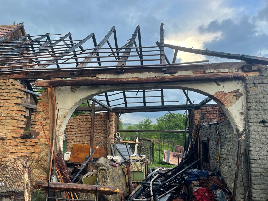 Explozie urmată de incendiu, în Presaca. Un bărbat a verificat butelia cu chibritul aprins