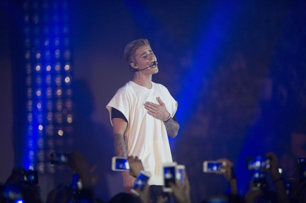 Justin Bieber a anulat mai multe concerte din cauza unei paralizii care îi afectează jumătate din faţă. Starul suferă de sindromul Ramsay Hunt