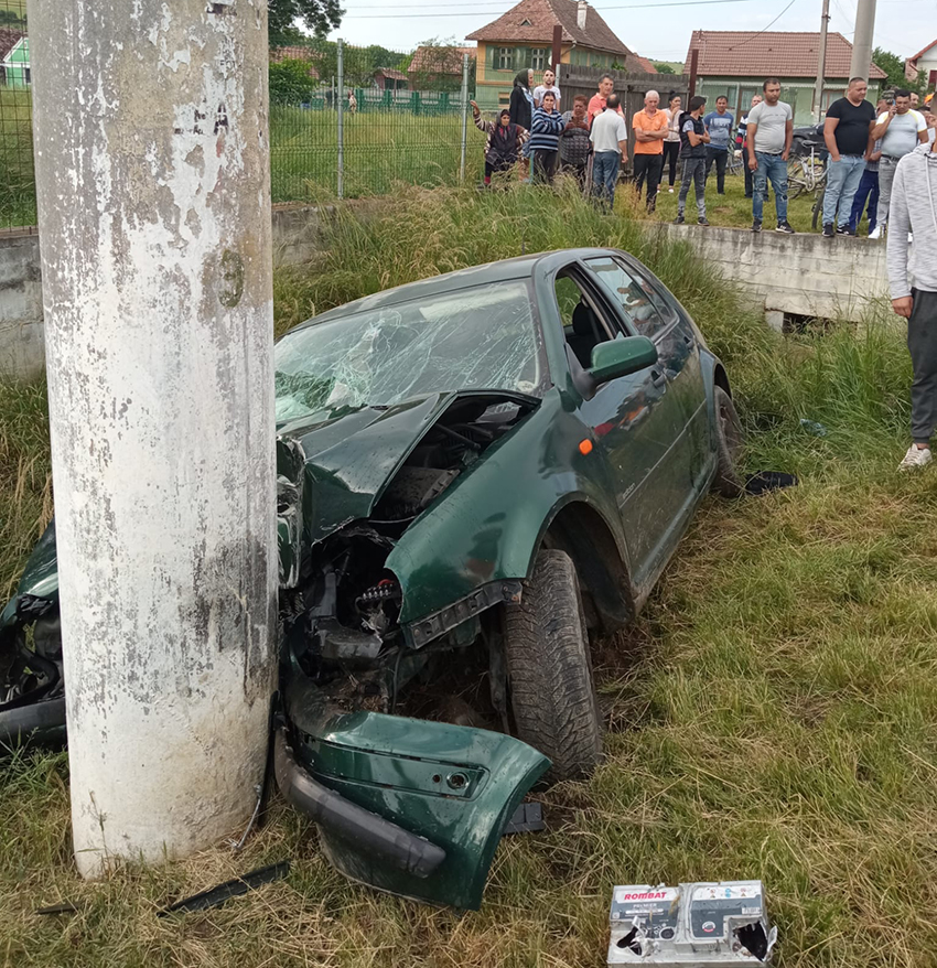 Actualizare O mașină a intrat într-un stâlp, la Vurpăr. Doi adolescenți și doi tineri sunt răniți