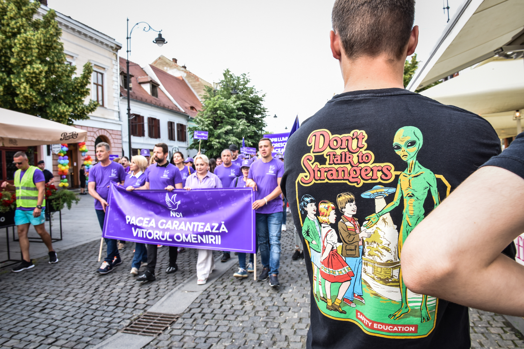 Fotoreportaj Cum a fost primită Viorica Dăncilă la Sibiu. „Unii vin, alții pleacă, vai ce ne-am săturat”