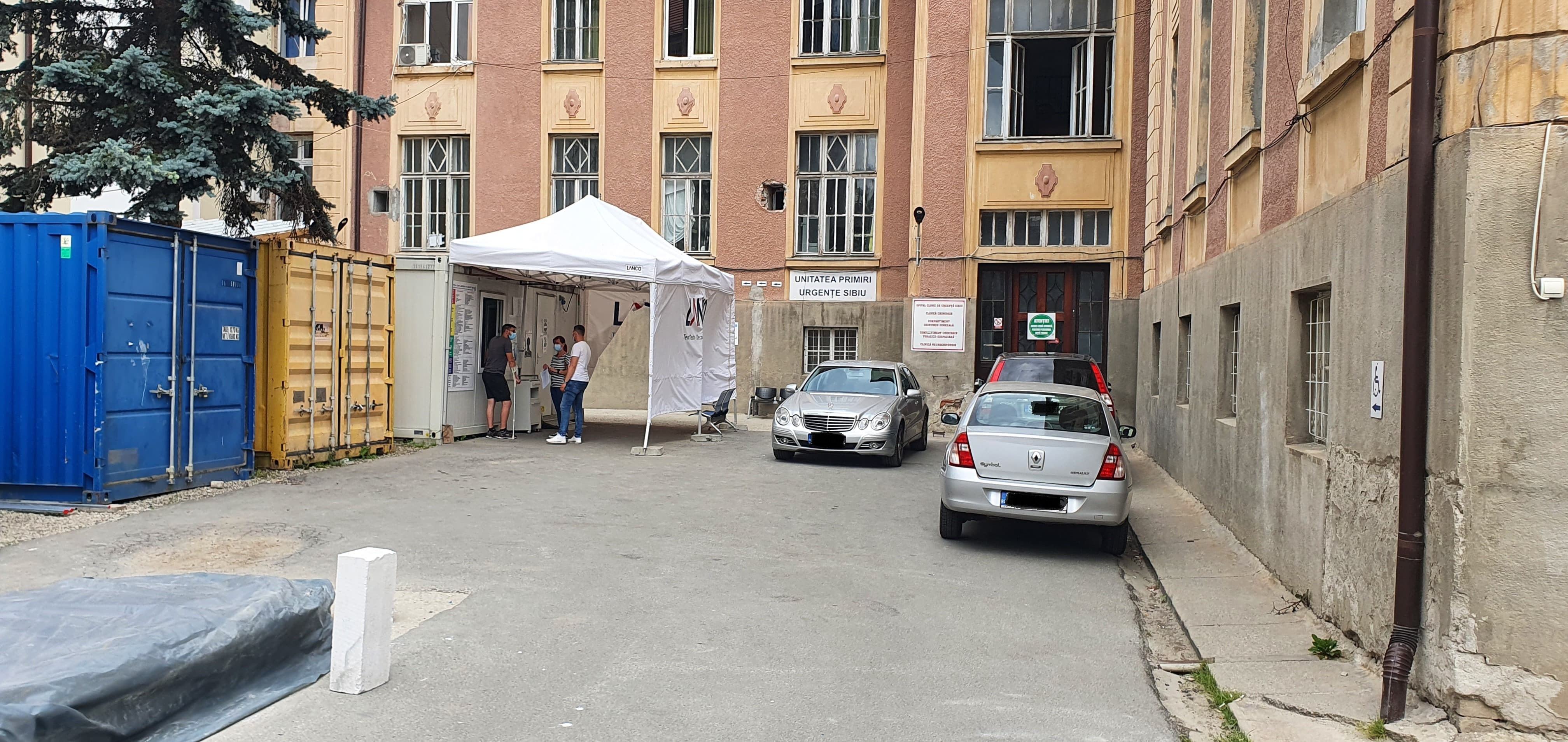Noi mașini parcate aiurea blochează accesul ambulanței în UPU la nicio zi de când s-a arătat cât de mult încurcă