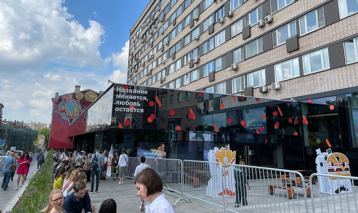 Se redeschid fostele restaurante McDonald’s în Rusia. Au fost redenumite Vkusno i toșka - Delicios și punct