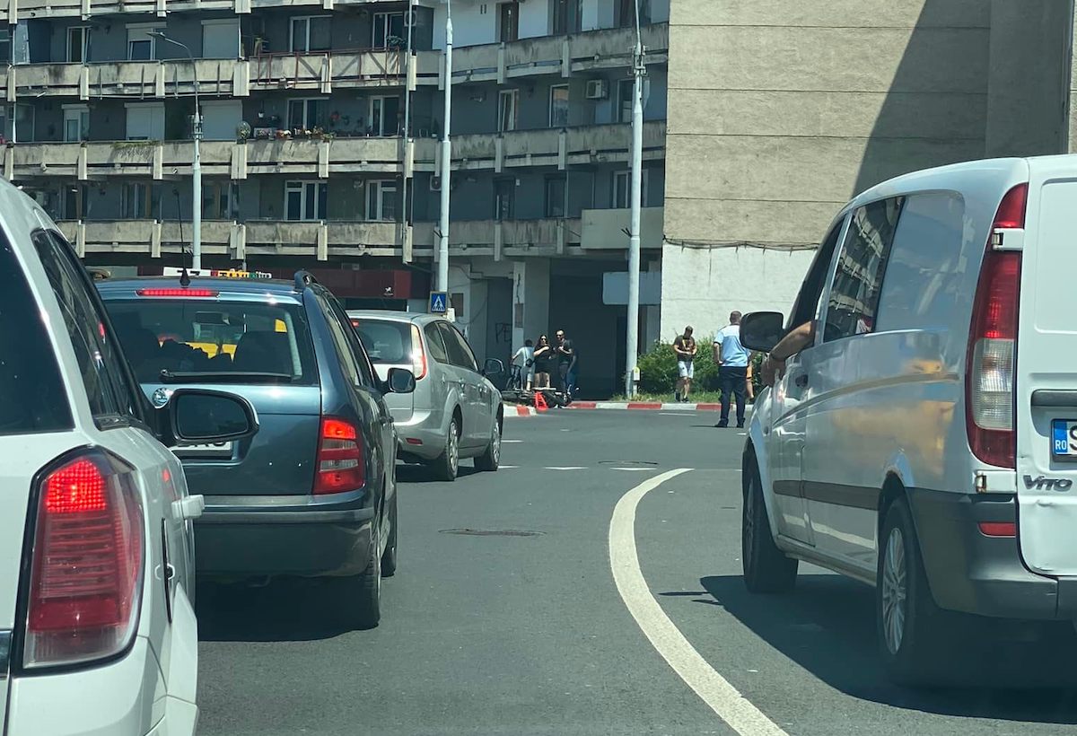 Un sibian a căzut cu motocicleta, în giratoriul de la intrarea pe Milea, la blocul plombă