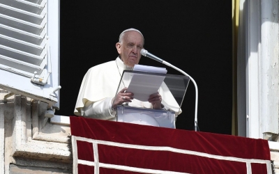 Papa Francisc: ”Trăim al treilea război mondial (...) Trebuie să ne îndepărtăm de tiparul obişnuit conform căruia Scufiţa Roşie era bună şi lupul era rău”