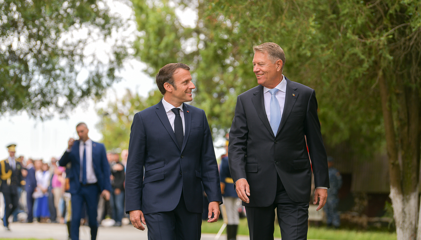 VIDEO Preşedinţii Macron şi Iohannis vizitează la Baza Mihail Kogălniceanu