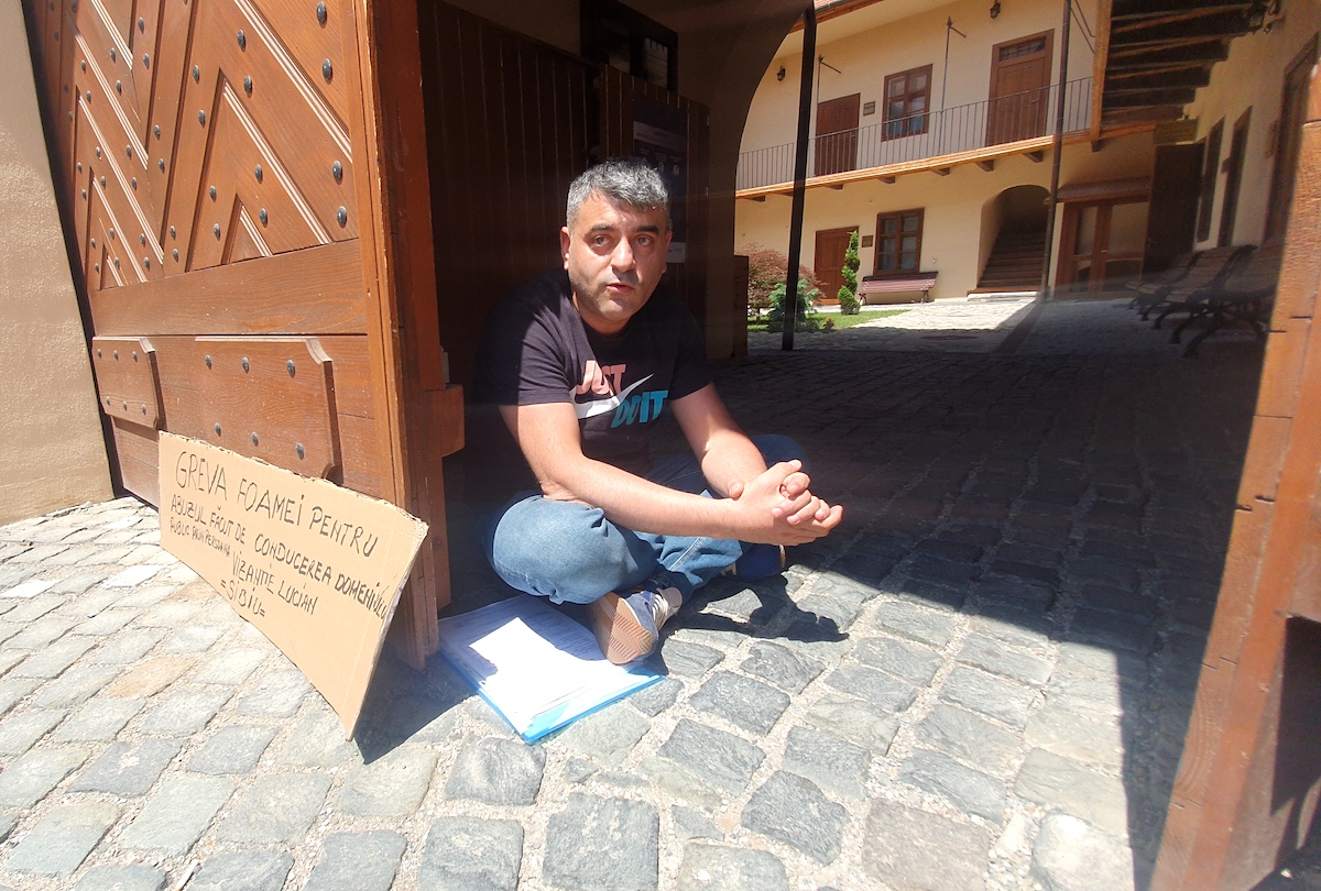 VIDEO Un sibian amenință cu greva foamei pentru o tonetă de înghețată. Motivul refuzului Primăriei: ”igienă necorespunzătoare”