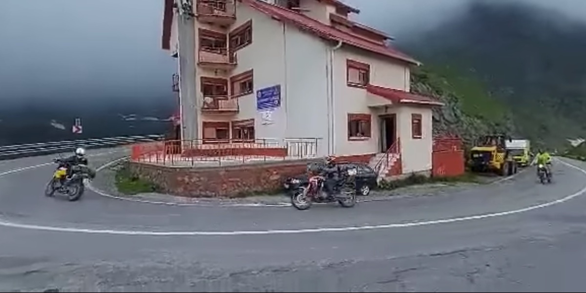 VIDEO S-a deschis Transfăgărășanul și au apărut primii turiști. ”Să se bucure în siguranță de unul dintre cele mai spectaculoase drumuri din România”
