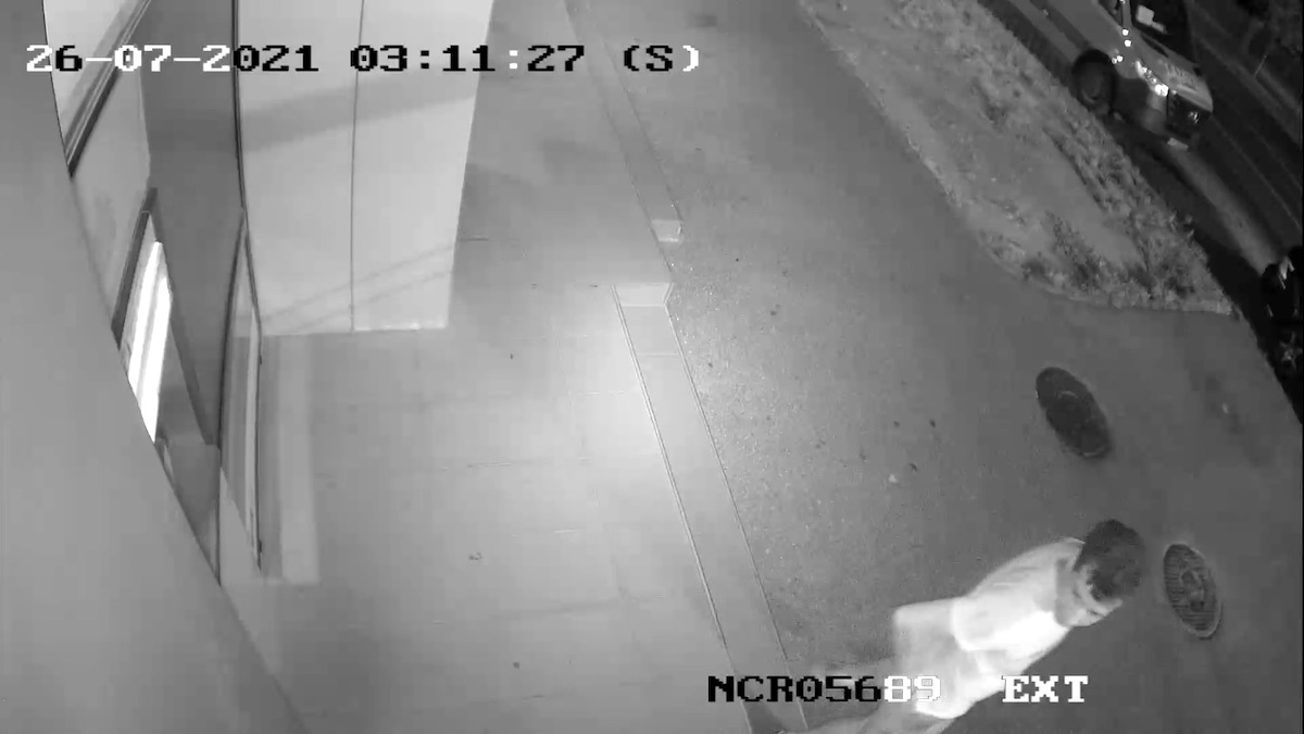 FOTO Polițiștii cer ajutorul sibienilor: caută un bărbat care a sustras peste 1.000 de euro de pe carduri furate acum un an