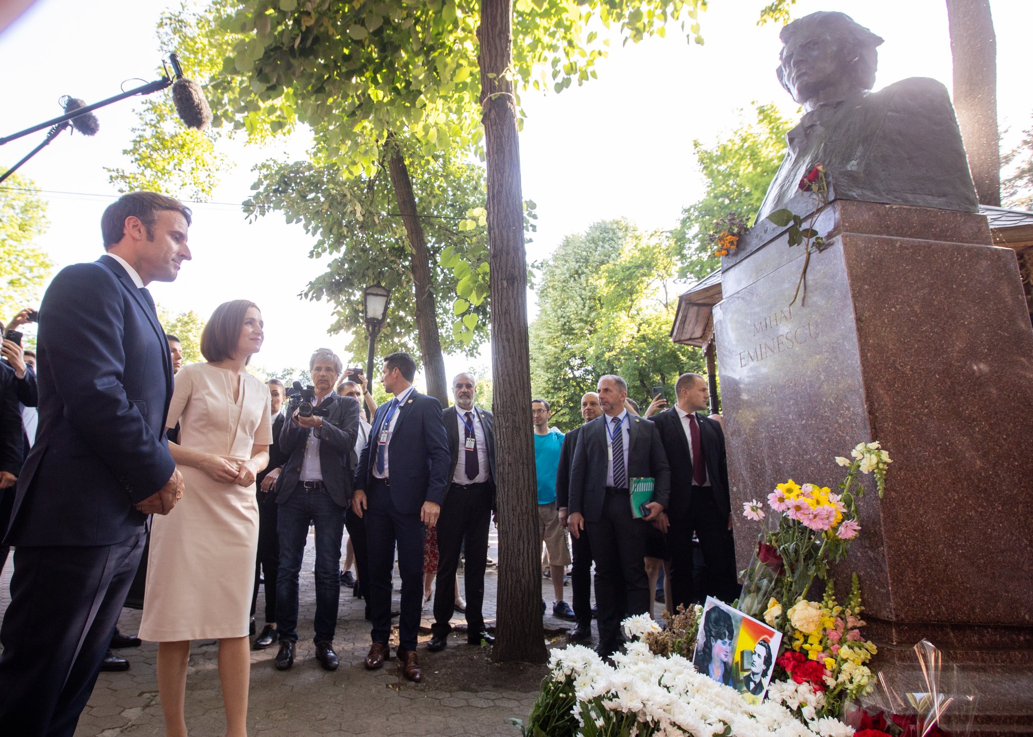 Macron a depus flori la bustul lui Mihai Eminescu din Chișinău