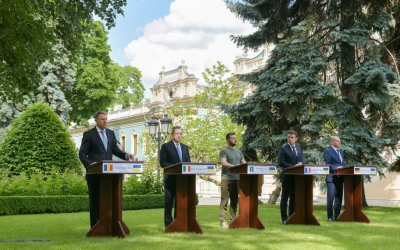 Macron anunţă că Franţa, Germania, Italia şi România susţin candidatura imediată a Ucrainei la UE