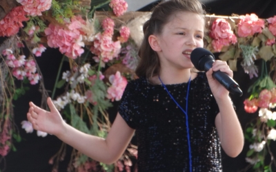 Sofia, sibianca de 11 ani care a încântat Deva cu vocea ei. Este laureată a  Festivalului Național de Interpretare „Deva Music Star”