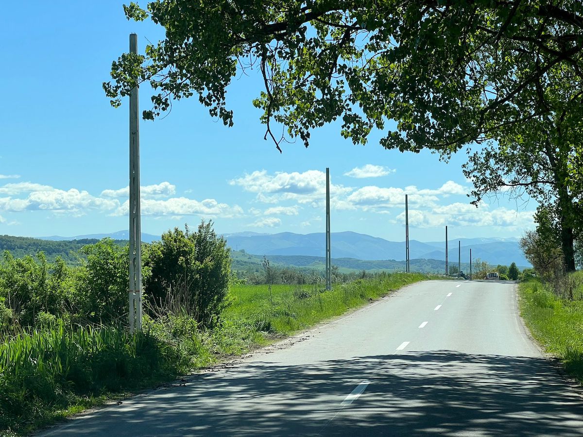 În sit Natura 2000: noii stâlpi din beton plantați pe drumul către Agnita trebuie mutați. Răspunsul Ariilor Protejate