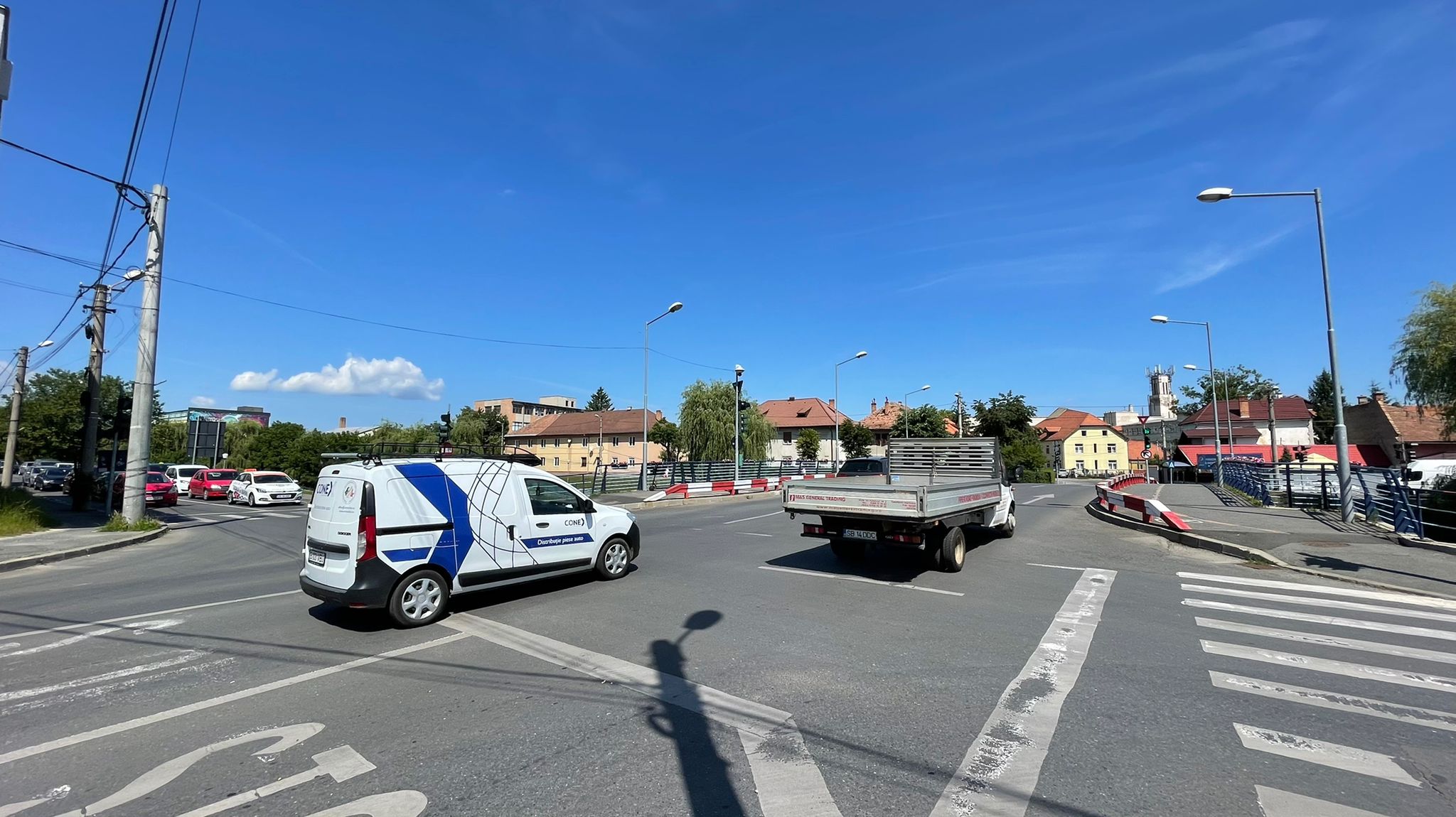 FOTO-VIDEO Podul închis peste Cibin naște tensiuni între șoferii răbdători și cei care ”fentează” semaforul. Reacția Poliției