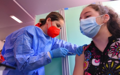 10 copii din Sibiu au fost vaccinați împotriva COVID-19 în ultima săptămână. Peste 180 de persoane s-au vaccinat cu doza patru