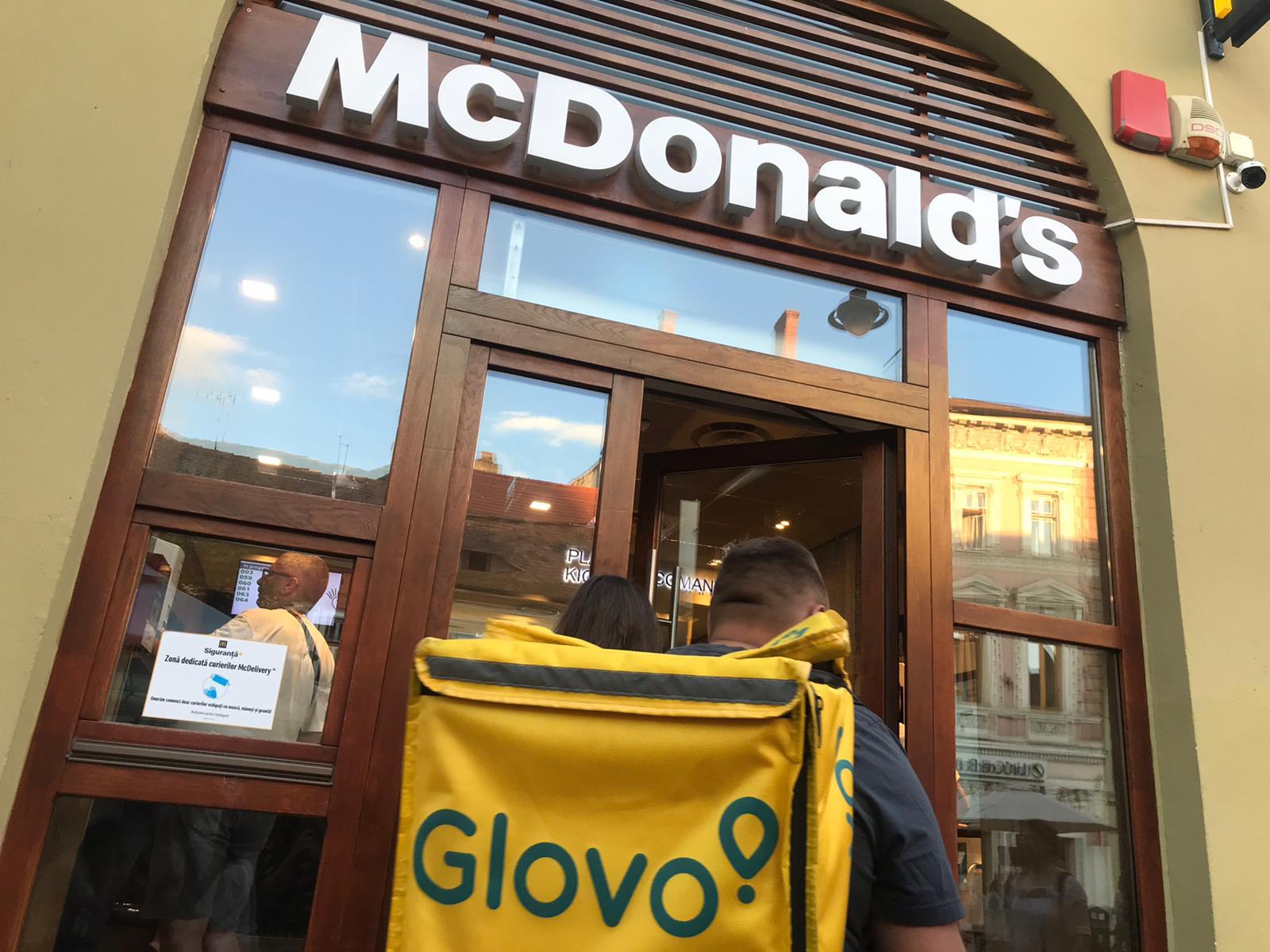 Am livrat mâncare prin Sibiu cu un curier Glovo. Trei lei bacșiș, stat la cozi și opt comenzi livrate în patru ore