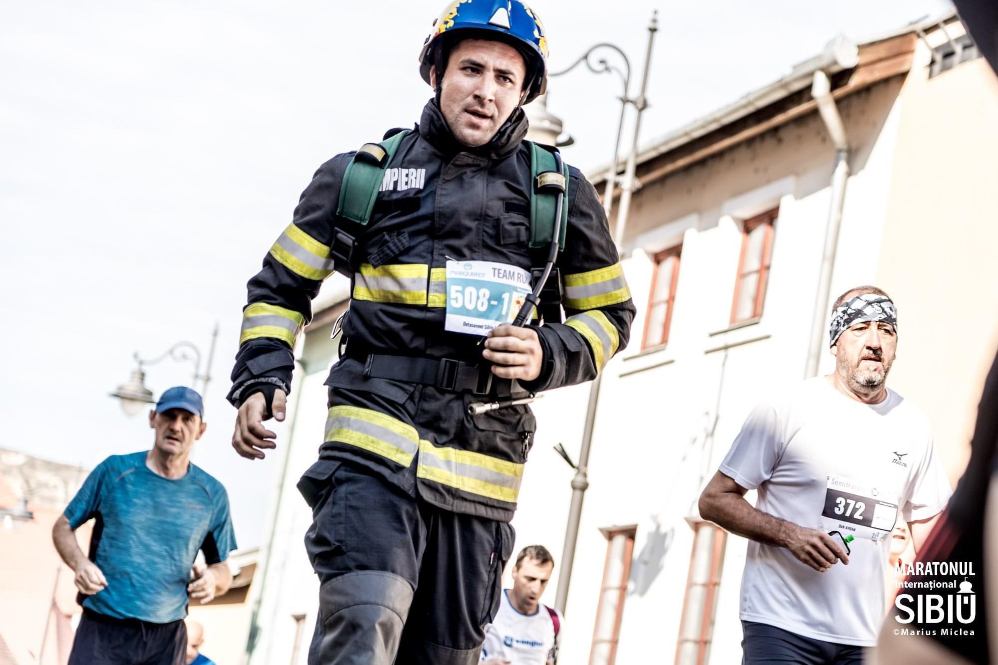 Cine sunt pompierii sibieni care au alergat la maraton cu echipamentul de 18 kg în spate: „Niciodată nu este prea târziu să devii o versiune mai bună a ta”