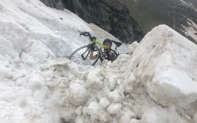 Doi britanici au urcat cu bicicletele pe Transfăgărășan. ”Au fost nevoiți să se cațăre peste un segment de zăpadă necurățat încă”