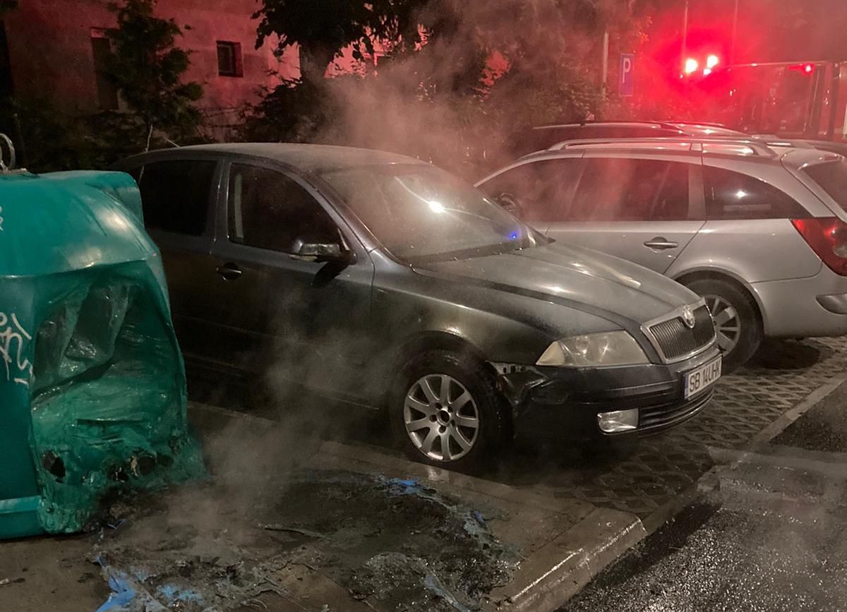 Incendiu la o mașină de pe Iorga, din cauza unei pubele în flăcări