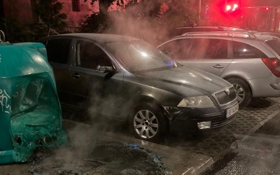 Incendiu la o mașină de pe Iorga, din cauza unei pubele în flăcări