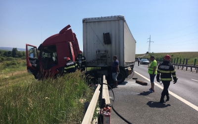 Incendiu la un TIR care s-a oprit în parapet, pe autostrada A1