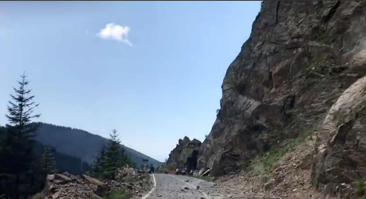 VIDEO Intervenție pe Transfăgărășan pentru îndepărtarea bolovanilor periculoși