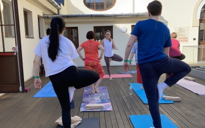 Am participat la o lecție de yoga pe terasa Băii Populare, în cea mai lungă zi din an