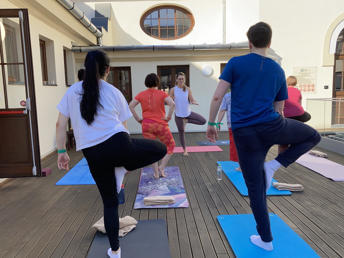 Am participat la o lecție de yoga pe terasa Băii Populare, în cea mai lungă zi din an
