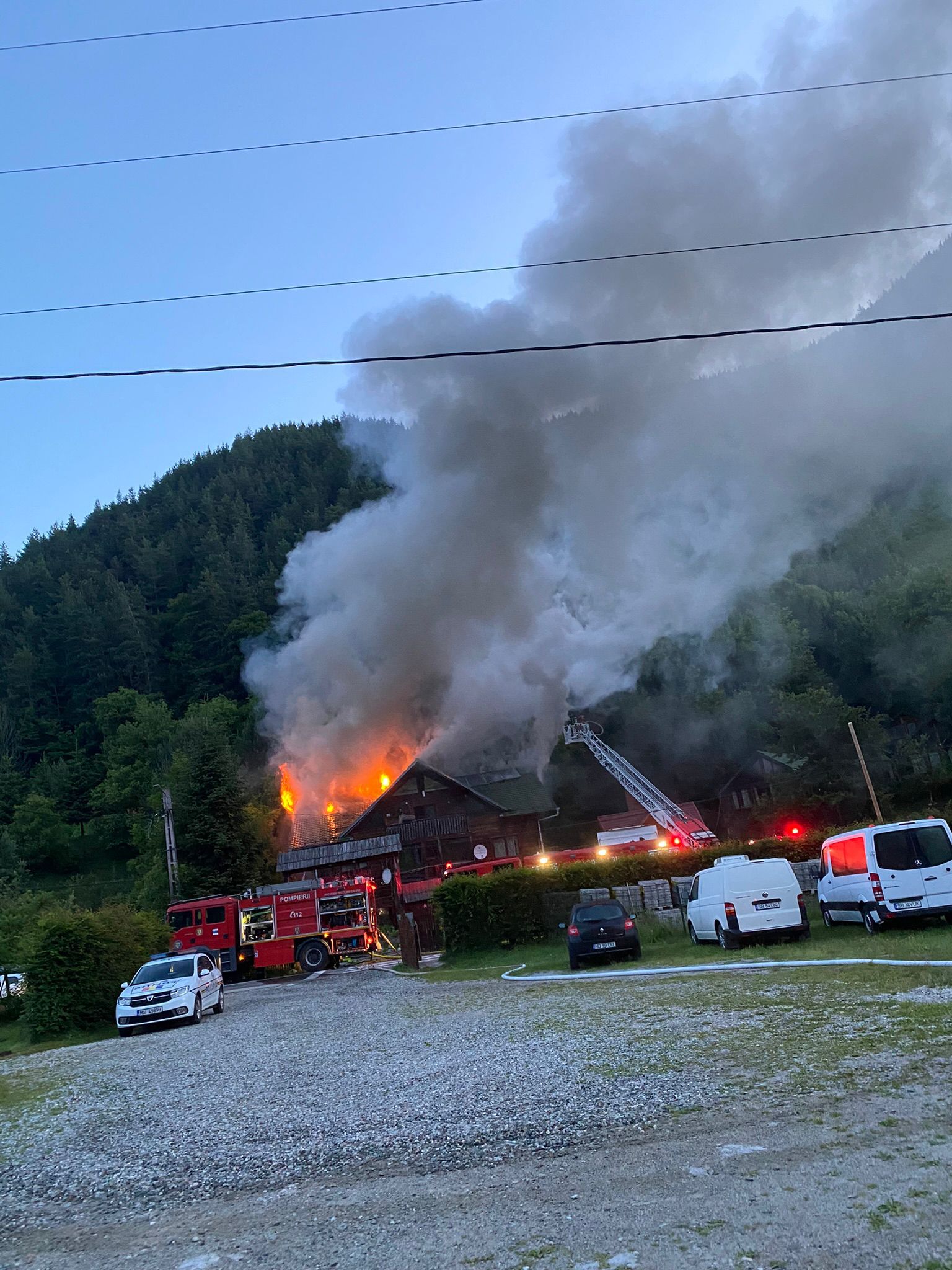 Cum au fost salvați cei 49 de elevi din incendiul de la Râu Sadului. Plânsul unui copil a trezit-o pe una dintre învățătoare