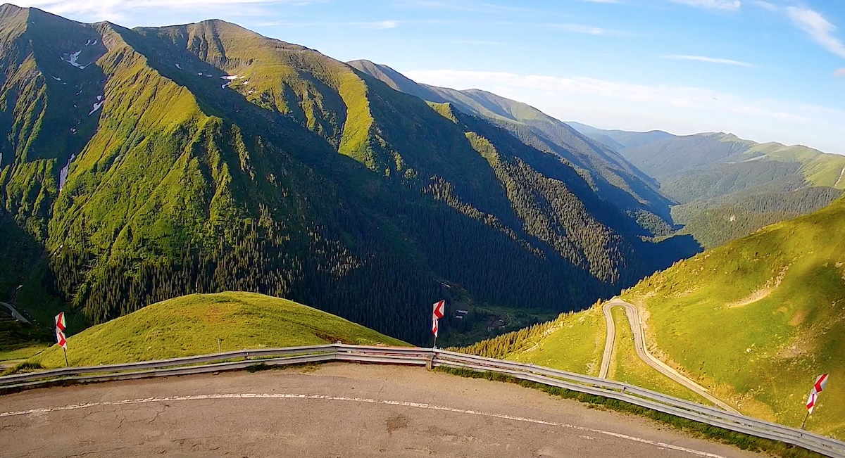 Cameră live cu traficul pe Transfăgărășan: ”Te uiţi mai întâi, iar dacă vezi că e foarte aglomerat, mai amâni”