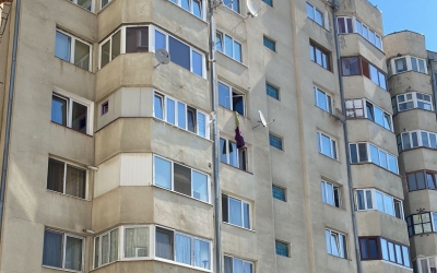 Un sibian care a făcut scandal pe Mihai Viteazu, intrând pe geam în locuința unui vecin, a fost internat la Psihiatrie