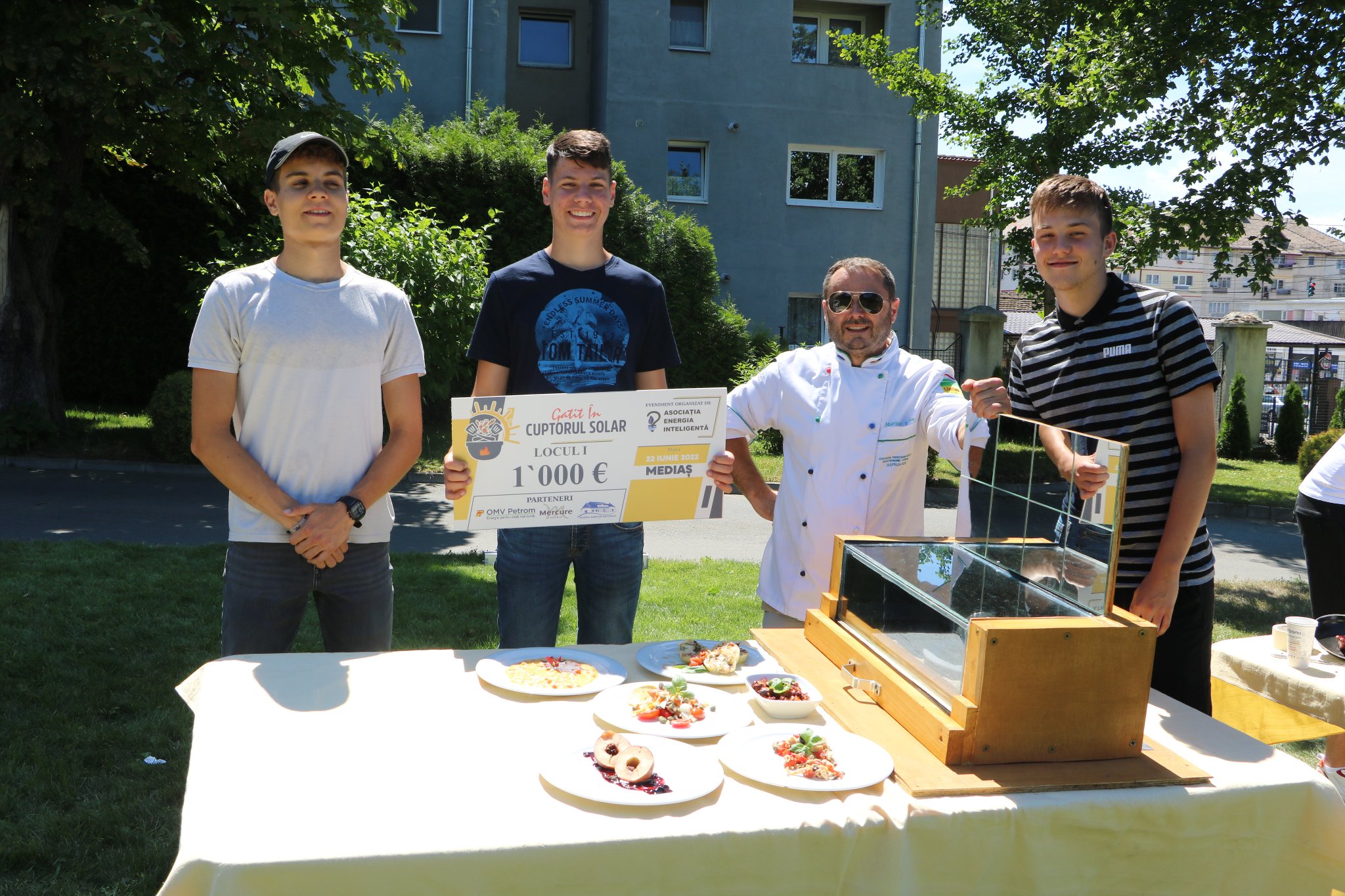 Au gătit în cuptor solar: trei elevi au câștigat 1.000 de euro în cadrul unei competiții unice în România